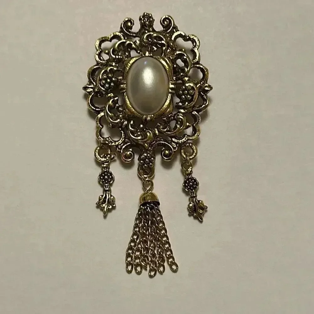 Vintage Gold Tone Faux Pearl Brooch